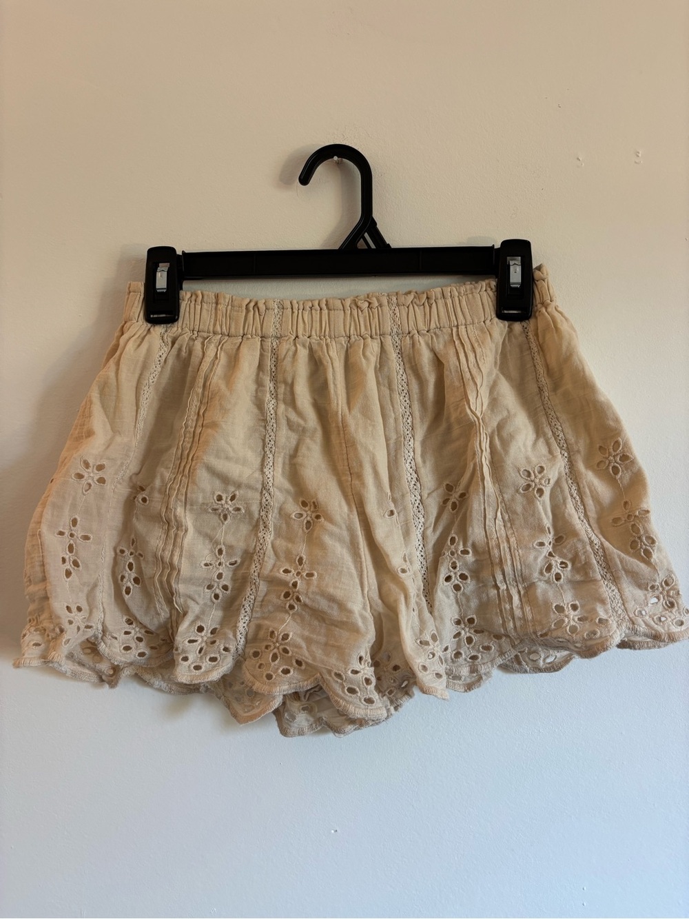 American Eagle Outfitters Cream Eyelet Scallop Hem Shorts